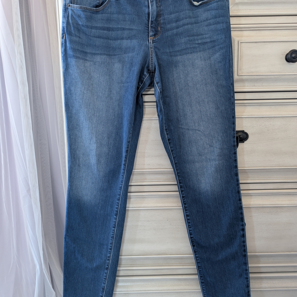 Universal Thread Blue Jeans - Picture 3 of 3